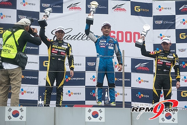 2018 CJ대한통운 슈퍼레이스 챔피언십 캐딜락 6000 클래스 2전 2위 야나기다 마사타카(좌로부터), 1위 정회원, 김종겸 선수 (사진 황재원 기자)