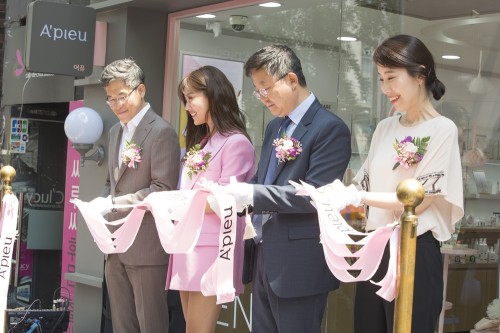에이블씨엔씨는 새 BI를 적용한 첫 매장으로 어퓨 이대점을 리뉴얼 오픈했다. (사진 왼쪽부터) 김정균 에이블씨엔씨 전무, 배우 김희정, 이세훈 에이블씨엔씨 대표, 조정민 어퓨사업본부장 등이 테이프 커핑식을 하고 있다. 사진=에이블씨엔씨 제공