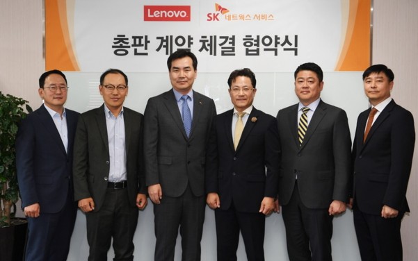 (왼쪽부터) SK네트웍스서비스 최규현 팀장, SK네트웍스서비스 박용진 본부장, SK네트웍스서비스 이형채 대표이사, 한국레노버 강용남 대표이사, 한국레노버 이두형 상무, 한국레노버 정우영 상무