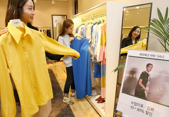 현대백화점도 오는 18일부터 순차적으로 해외패션 브랜드의 시즌오프 행사를 진행한다. 올해 시즌오프는 지난해보다 10여개 늘어난 180여개 브랜드가 참여해 역대 최대 규모로 진행된다. 현대백화점 압구정본점에서 고객들이 2018년 봄·여름 상품 시즌오프에 참여하는 브랜드 상품들을 둘러보고 있다. 사진=현대백화점 제공