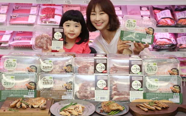이마트 용산점에서 모델들이 구워먹는 '우리땅 토종닭', '우리땅 오리'를 선보이고 있다. 사진=이마트 제공