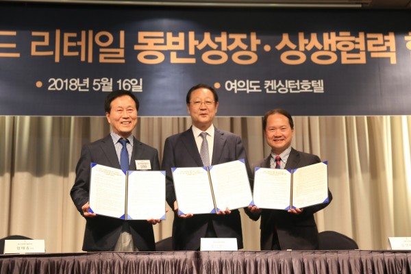 16일 여의도 켄싱턴호텔에서 (사진 오른쪽부터)김연배 이랜드리테일 대표이사, 권기홍 동반성장위원회 위원장, 임태송 제이앤제이콜렉션 대표가 동반성장·상생협력 3자 협약을 맺고 기념사진을 촬영하고 있다.