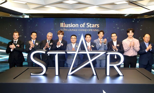 지난 17일 롯데면세점 스타라운지 그랜드오프닝 세러머니 참석자들이 기념촬영을 하고 있다. (사진 왼쪽부터) 리치몬트코리아 에릭 에더(Eric Eder) 대표, 티파니코리아 말콤 친(Malcom Chin) 대표, 블루벨코리아 다니엘 메이란(Daniel Mayran) 대표, 슈퍼주니어 이특, 롯데면세점 장선욱 대표이사, 윤이근 서울본부세관장, 배우 이준기, 구찌코리아 카림 페투스(Karim Fettous) 대표, 2PM 찬성, 메디힐 권오섭 회장. 사진=롯데면세점 제공