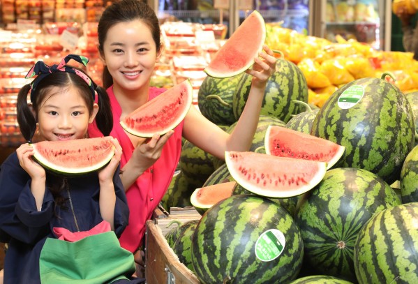 이마트 용산점에서 모델들이 '당도선별 수박'을 선보이고 있다. 이마트는 오는 5월 23일까지 수박 할인 판매 행사를 벌인다. 사진=이마트 제공