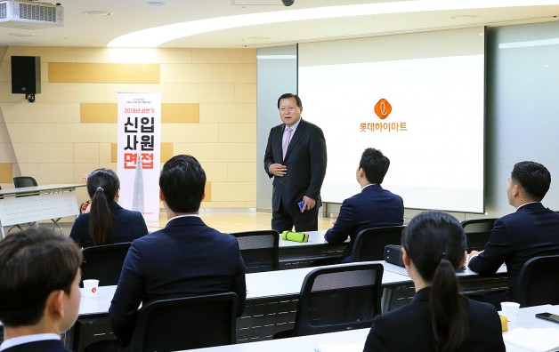 롯데지주 황각규 부회장이 지난 16일 서울 강남구 롯데하이마트 본사에서 진행된 2018년 상반기 신입사원 공개채용의 면접장을 방문해 지원자들을 격려하고 있다. 사진=롯데그룹 제공