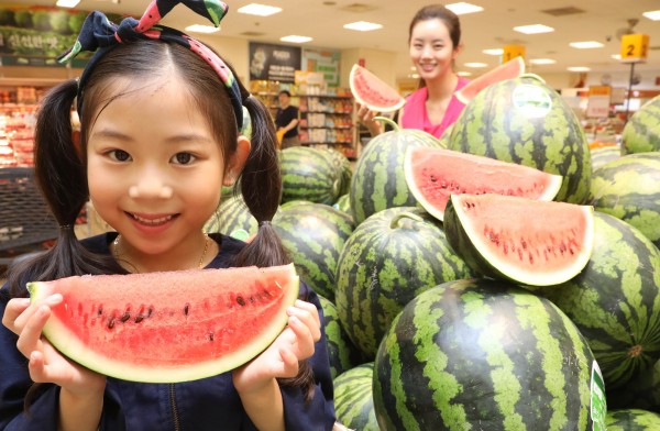 이마트 용산점에서 모델들이 '당도선별 수박'을 선보이고 있다. 이마트는 오는 23일까지 5㎏미만 9900원, 6㎏미만 1만2500원, 7㎏미만 1민3900원에 판매한다. 여기에 행사 카드로 구매 때 3000원 할인 혜택을 제공해 최저 6900원에 구매할 수 있다. 사진=이마트 제공