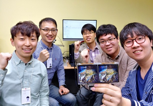 VR 기술 연구에 참여한 연구원들이 파이팅을 하고 있다. 좌측 앞쪽부터 LG디스플레이 OLED알고리즘팀 이호철 선임, 이상린 책임, 서강대 강석주 교수(뒷편 가운데), 강건우 학생, 장정우 학생 순.