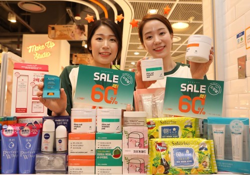 롯데가 운영하는 드럭스토어 ‘롭스(LOHB’s)‘도 6월 5일까지 창립 5주년 기념 세일 행사인 ‘메가 핵!사이다 세일’을 진행한다. 이번 행사에서는 총 7000여 품목을 최대 60% 할인 판매한다. 사진=롭스 제공