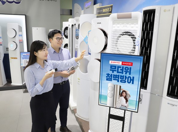 롯데하이마트가 여름철 에어컨 성수기를 맞이해 6월 1일부터 7월 2일까지 국내 최대 규모의 ‘무더위 철벽방어 에어컨 대전’을 진행한다. 이 기간 삼성전자, LG전자, 대우전자, 대유위니아, 캐리어 등 주요 제조사의 에어컨을 900억원 물량으로 모아 최대 20% 할인 판매한다. 롯데하이마트 대치점에서 고객들이 행사 상품을 둘러보고 있다. 사진=롯데하이마트 제공