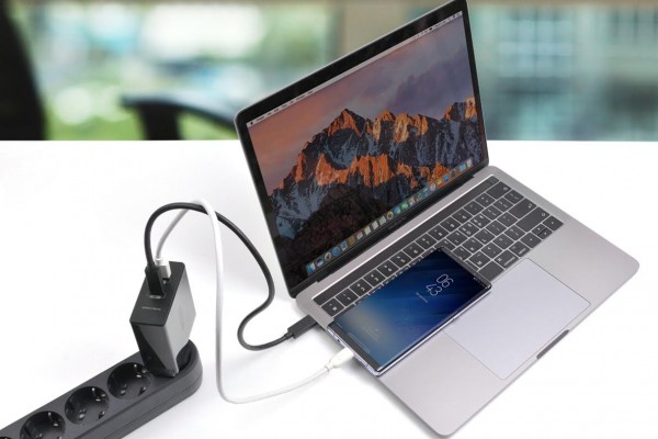 사진 = 아트뮤 USB-PD고속충전기 듀얼충전 모습