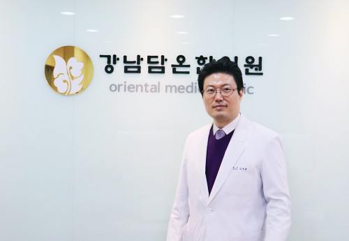 김정훈 강남담온한의원 원장(사진)은 “건강에 대한 불편함이 있지만 업무에 빠르게 복귀해야하는 직장인과 학업진행으로 바쁜 학생들의 경우 치료를 제때 받지 못해 추후 장기간 만성질환으로 고생할 수 있다"며 초기치료의 중요함에 대한 설명했다. 사진=강남담온한의원 제공