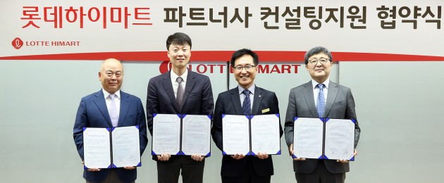 롯데하이마트는 지난 5일 동반성장과 상생협력의 일환으로 ‘롯데하이마트 파트너사 컨설팅 지원사업’ 협약식을 진행했다. 이날 협약식에는 롯데하이마트 김현철 상품본부장을 비롯한 롯데하이마트 임직원과 지원사업에 선발된 파트너사 대표, 한국생산성본부 관계자 등 10여명이 참석했다. (사진 왼쪽부터) 다멕쓰텍 권기돈 대표, 렙테크 김준호 영업이사, 롯데하이마트 김현철 상품본부장, 포엠아이디엘 백중순 대표 등이 기념촬영을 하고 있다. 사진=롯데하이마트 제공