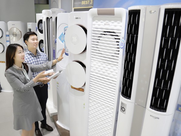 불볕 더위가 이어지고 있는 가운데 가전양판점에서 에어컨 판매가 급증하고 있다. 롯데하이마트 대치점에서 고객이 에어컨 제품들을 살펴보고 있다. 사진=롯데하이마트 제공