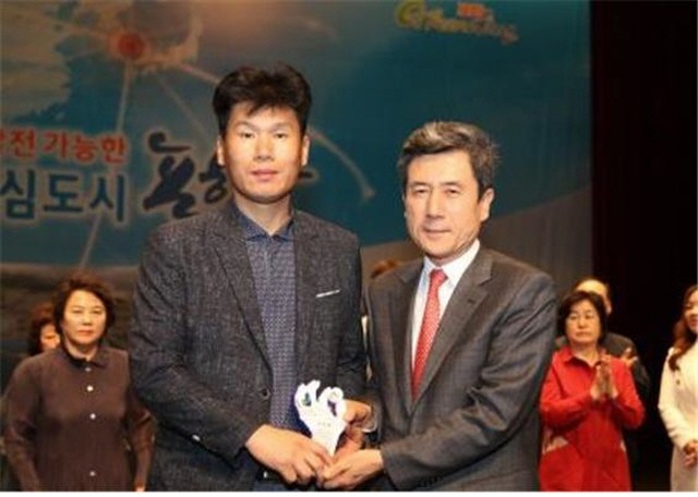 ▲ 권오훈 포항 라온프라이빗 스카이파크 현장소장(왼쪽)과 이강덕 포항시장이 표창 수여식 후 기념 촬영을 하고 있다.