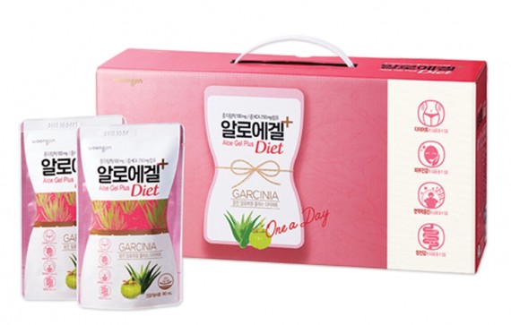 웅진식품이 파우치 형태로 섭취 편의성을 높인 알로에겔 신제품 ‘웅진 알로에겔 다이어트 파우치’를 최근 선보였다. 사진=웅진식품 제공