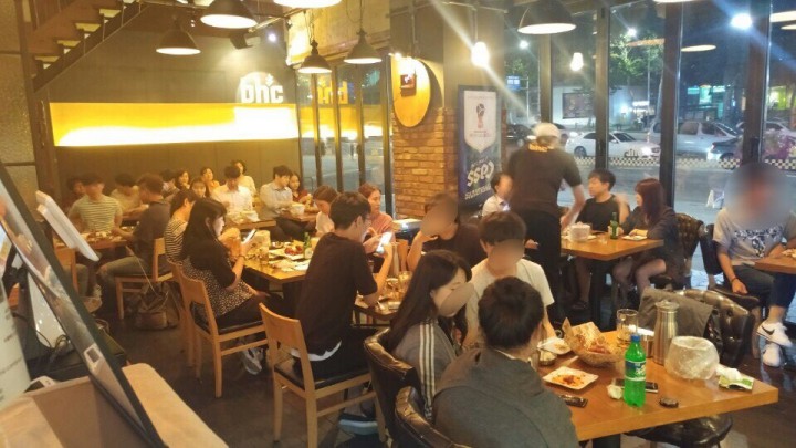 `2018 피파 러시아월드컵`에 출전하고 있는 대한민국 대표팀의 첫 번째 경기인 스웨덴전이 지난 18일 치러졌다. 피파 랭킹 1위의 독일은 물론 북중미의 강호 멕시코(랭킹 15위), 북유럽의 스웨덴(24위)과 한 조에 속에 최약체로 꼽히는 국가대표팀은 이날 아쉬움을 남기며 패했지만 치킨업계와 편의점들은 즐거운 비명을 질렀다. 사진=bhc치킨 제공