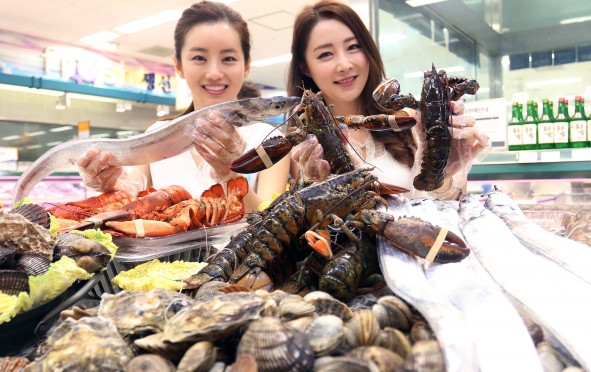 이마트 용산점에서 모데들이 만원의 행복 수산물 페스티벌 상품인 활랍스터, 제주은갈치, 모둠조개를 선보이고 있다. 사진=이마트 제공