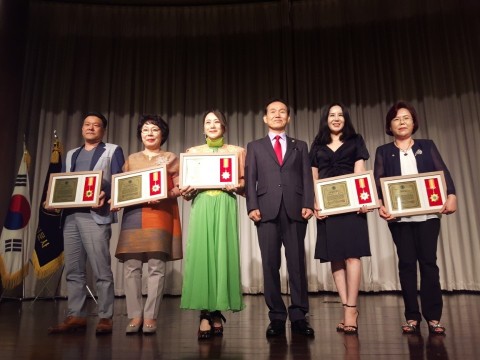 사브리나 박(왼쪽에서 세 번째)이 2018 대한민국을 빛낸 자랑스런 신한국인 리더대상 수상자들과 함께 기념촬영을 하고 있다.