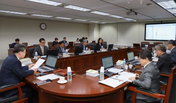 방송통신심의위원회는 지난 25일 서울 목동 방송회관에서 전체회의를 열고 ‘방송심의에 관한 규정’을 위반한 총 9개 프로그램과 효능이 확인되지 않은 게르마늄 관련 제품을 판매한 홈쇼핑 3사에 대해 심의를 진행하고 법정제재 등을 의결했다고 밝혔다. 사진=방송통신심의위원회 제공