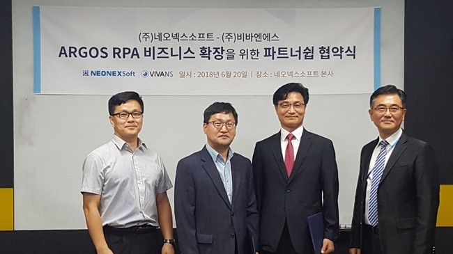 성호철 비바엔에스 본부장, 김영식 비바엔에스 대표, 최병수 네오넥스소프트 대표, 고평승 사업본부장(왼쪽부터)