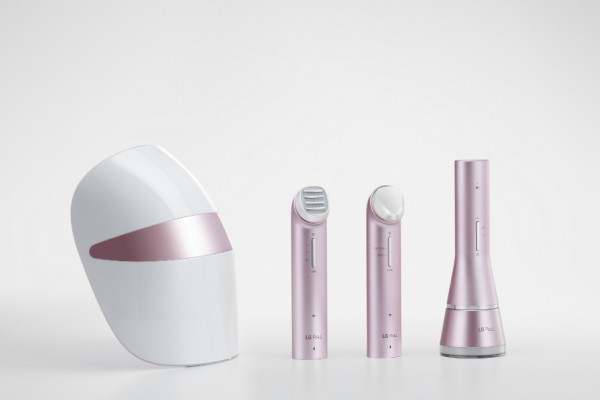 사진 = LG프라엘 컴팩트, 좌측부터 더마 LED마스크, 토탈리프트업 케어, 갈바닉 이온 부스터, 듀얼 모션 클렌저