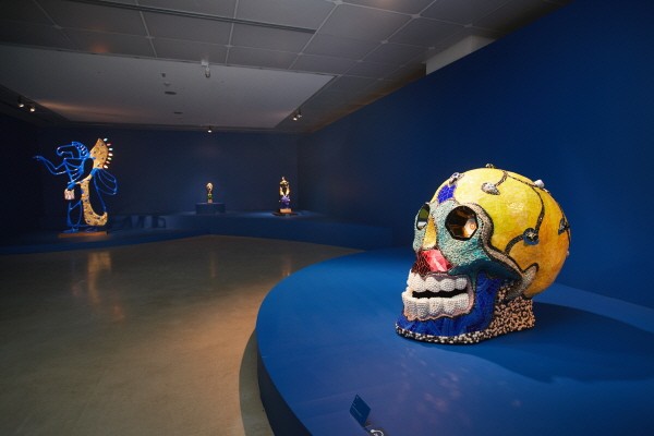 ‘해골, 폴리에스터에 스테인드글라스, 거울, 돌과 세라믹, 120×100×130cm, 2000’. 사진=예술의전당 제공