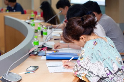 지난 6월 30일에 열린 특강에 참여한 학생들이 특강을 듣고 있는 모습