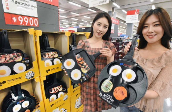 홈플러스 스페셜 2호점 서부산점에서 모델들이 멀티 프라이팬 2종을 선보이고 있다. 사진=홈플러스 제공