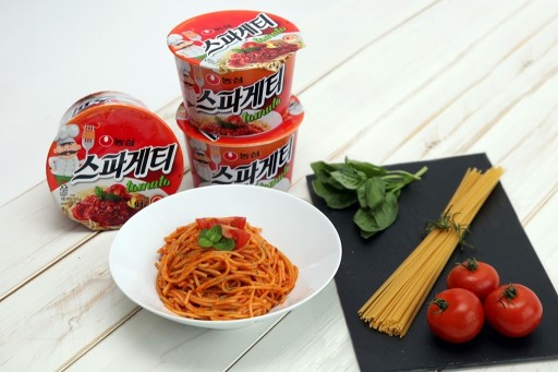 농심이 스파게티 컵제품을 새롭게 선보이며 면 간편식 시장에 도전장을 내밀었다. 그동안 밀가루를 이용한 스파케티의 개념을 넘어 전통 스파케티에 사용하는 ‘듀럼밀’을 최초로 제품에 적용한 진짜 스파케티 제품이다. 사진=농심 제공