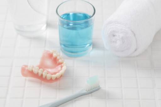 틀니 세정이나 보관을 제대로 하지 않으면 병원균에 오염돼 구강 내 염증 등 각종 문제를 일으킬 수 있다. 사진=유디치과 제공