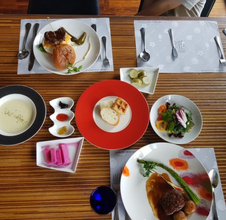 특히 하슬라아트월드 내에 위치한 예술적인 외관과 건강한 메뉴로 눈길을 사로잡는 '장레스토랑'은 이미 강릉 맛집으로 입소문을 타며 강릉의 가볼만한 곳으로 젊은 층으로 인기를 끌고 있다고 한다. 사진=장레스토랑 제공