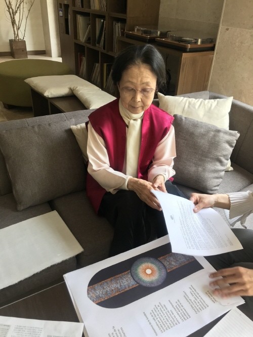 세계적인 스테인 글라스 작가 '빛의화가 - 방혜자 화백' 힐리언스 선마을 작품 기증