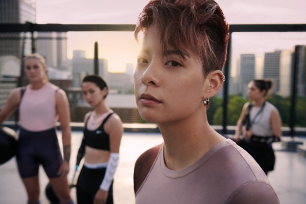 나이키는 여성들이 스포츠를 통해 세상을 움직일 수 있는 힘과 자신감을 얻을 수 있도록 여성의 모습과 움직이는 몸에 대한 경이로움을 담은 브랜드이다. 이에 맞춰 혁신, 디자인 그리고 스타일 모두를 겸비한 ‘나이키 메탈릭 신 컬렉션(Nike Metallic Sheen Collection)’을 12일 선보인다고 밝혔다. 사진=나이키 제공
