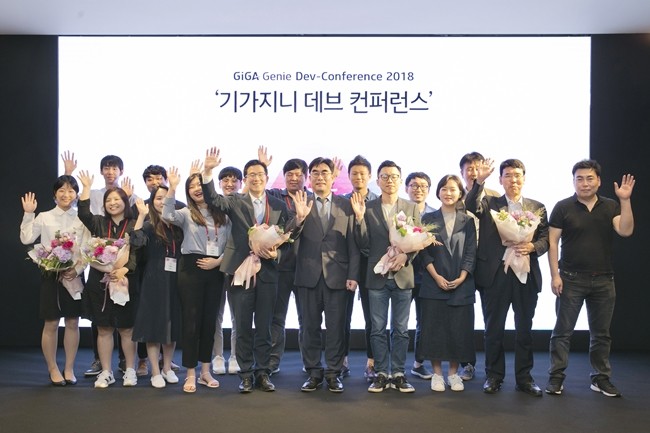 서울 중구 앰배서더 호텔에서 열린 ‘기가지니 데브 컨퍼런스 2018’에서 공모전 수상팀들이 기념촬영을 하고 있다.