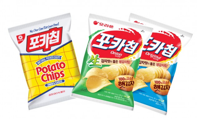 올해로 출시 30주년을 맞은 오리온 `포카칩`이 국내 누적매출액 1조4000억원을 돌파한 것으로 집계됐다. (사진 왼쪽부터) 1988년 출시 당시 포카칩 제품 포장과 현재 포장. 사진=오리온 제공