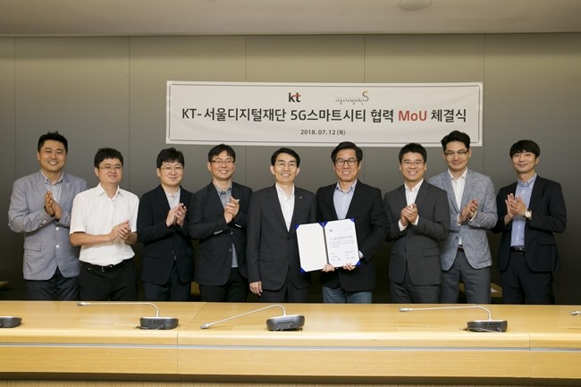 KT가 서울디지털재단과 12일 서울 종로구 KT광화문빌딩 이스트에서 ‘5G 기반 스마트시티 솔루션 발굴 및 공공서비스 혁신을 위한 업무협약(MOU)’을 체결하고 KT 5G사업본부 이용규 상무(왼쪽 5번째), 서울디지털재단 이치형 이사장(오른쪽 4번째)이 임직원들과 함께 기념사진 촬영을 하고 있다.
