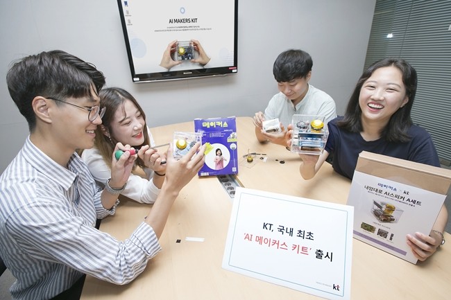 KT그룹 대학생 서포터즈 ‘모바일퓨처리스트(MF)’들이 AI 메이커스 키트를 활용해 AI 스피커를 만들고 있다.