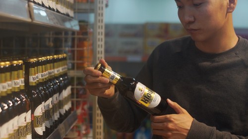 주류업계가 글로벌 무대에서 입지를 넓히기 위해 수출 시장 확대에 적극적으로 나서고 있다. 사진은 몽골의 한 마트에서 롯데주류의 '클라우드'를 구매하는 모습. 사진=롯데주류 제공