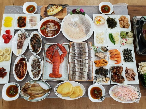 여수맛집 돌산 진남횟집, 스페셜 모듬물회로 여행객 입맛 사로잡아