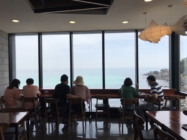 제주김만복 애월점 오픈.. 환상적인 바다뷰와 전복김밥 맛볼 수 있어