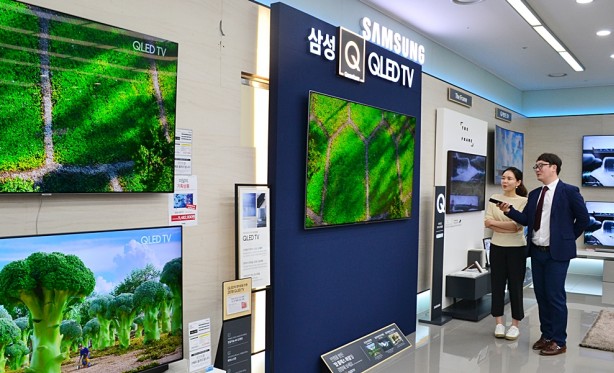 전자랜드프라이스킹은 오는 8월 31일까지 ‘TV 슈퍼스타전’을 진행하고 카드결제 때 무이자 할부 및 캐시백 혜택을 제공한다. 사진=전자랜드프라이스킹 제공