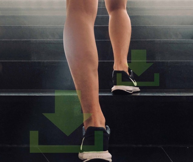 보행자의 걸음걸이를 정밀 측정하는 스마트 웨어러블 센서 그래픽 이미지