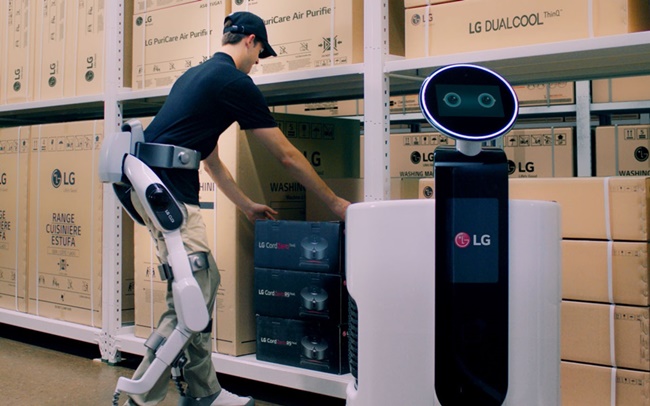 LG전자가 31일 독일 베를린에서 개막하는 'IFA 2018'에서 웨어러블 로봇 'LG 클로이 수트봇(LG CLOi SuitBot)'을 처음 공개한다. 이 제품은 산업현장부터 일상생활까지 다양한 분야에서 활용할 수 있는 하체 근력 지원용 웨어러블 로봇이다. 사진은 'LG 클로이 수트봇'을 착용한 작업자가 물류센터에서 상품을 쇼핑카트로봇에 옮겨담고 있는 모습.