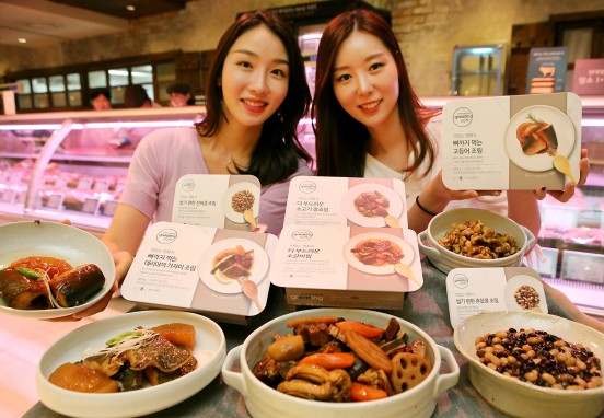 현대백화점 작원들이 압구정본점 지하 1층 식품관에서 '그리팅 소프트(Greating Soft)' 주요 제품을 선보이고 있다. 사진=현대그린푸드 제공