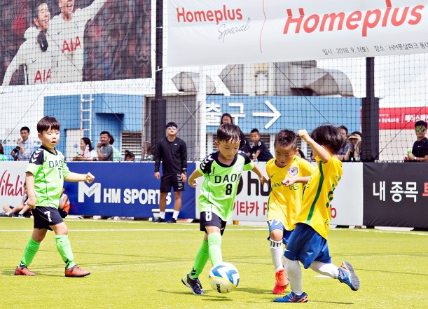 “동대문 축구장도 되살아났네?”
지난 1일 홈플러스 동대문점 옥상 ‘HM풋살파크’에서 열린 어린이 축구대회에서 선수들이 열띤 경쟁 중이다. 이날 대회에는 유치원 및 초등학교 1~3학년 아이들 320여 명이 참가했으며, 응원하는 가족과 코치진 등 1200여 명의 시민이 방문했다. 홈플러스에 따르면 최근 6~8월 풋살파크 고객은 전년 대비 최대 3배로 증가했으며, 향후 전국 13개 풋살파크 지점의 방문객수는 연간 130만 명을 돌파할 것으로 추산된다. 사진=홈플러스 제공