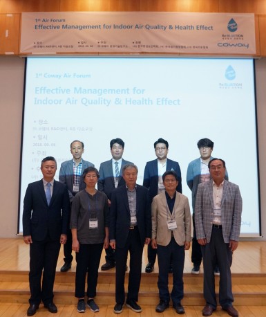 라이프케어기업 ‘코웨이’는 지난 6일 서울 관악구 서울대학교 연구공원 내 위치한 자사 환경기술연구소에서 개최한 ‘제 1회 코웨이 에어포럼’을 성황리에 열었다. 이선용 코웨이 환경기술연구소장 (첫 번째 줄 왼쪽 첫 번째)를 비롯한 포럼에 참석한 국내 대표 공기 전문가들이 기념 촬영을 하고 있다. 사진=코웨이 제공