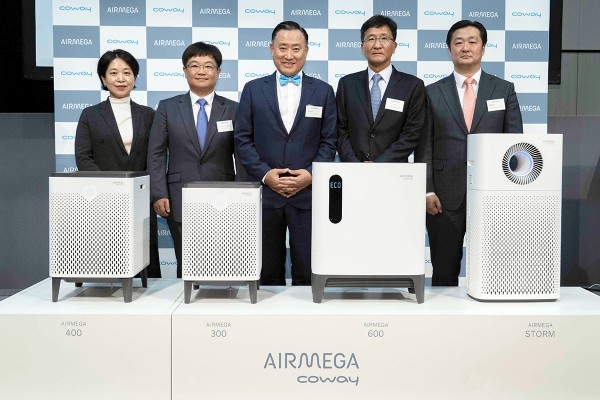 ‘코웨이’는 지난 4일 일본 도쿄에서 공기청정기 ‘에어메가(AIRMEGA)’ 브랜드 론칭 행사를 개최하고 일본 프리미엄 공기청정기 시장 공략에 나섰다. 이해선 코웨이 대표이사(왼쪽에서 세 번째), 박용주 코웨이 마케팅본부장(오른쪽에서 두 번째), 이지훈 글로벌시판사업부문장(왼쪽에서 두 번째)가 기념사진 촬영을 하고 있다. 사진=코웨이 제공