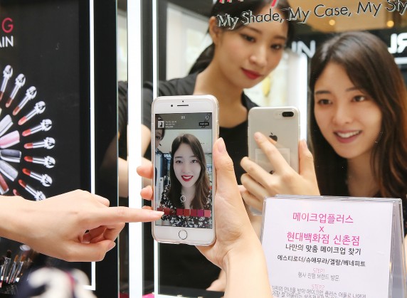 현대백화점 신촌점 겔랑 매장에서 고객이 증강현실(AR) 기술을 활용한 '나만의 맞춤 메이크업 찾기'를 체험하고 있다. 사진=현대백화점 제공