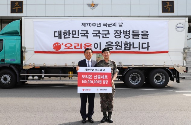 지난 12일 서울 용산 국방부에서 열린 제70주년 국군의 날 후원물품 전달식에서 (사진 왼쪽부터) 이경재 오리온 대표이사와 국군의 날 행사기획단장 김성진 중장이 기념촬영을 하고 있다. 사진=오리온 제공