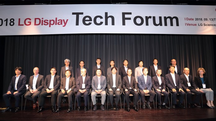 LG디스플레이가 마곡 LG 사이언스파크에서 ‘2018 LG디스플레이 테크포럼(Tech Forum)’을 갖고, 세계 최고의 경쟁력을 갖춘 글로벌 협력사 11개사와 상호 협력을 다짐했다. 앞줄 왼쪽 네번째부터 스미모토 Takanari Yamaguchi 사업부장, 니치아 Hiroshi Kamada 부부문장, LG디스플레이 CEO 한상범 부회장, 제이에스알 Nobuo Kawahashi 최고기술책임자, 제이엔씨 Keizo Yamada 부문장, LG디스플레이 CTO 강인병 부사장 순.